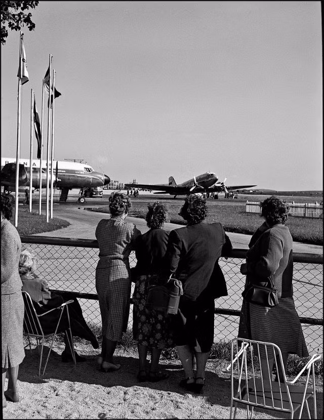 Tại sân bay Vienna, 1957. Ảnh: Hedwig Schönberger.