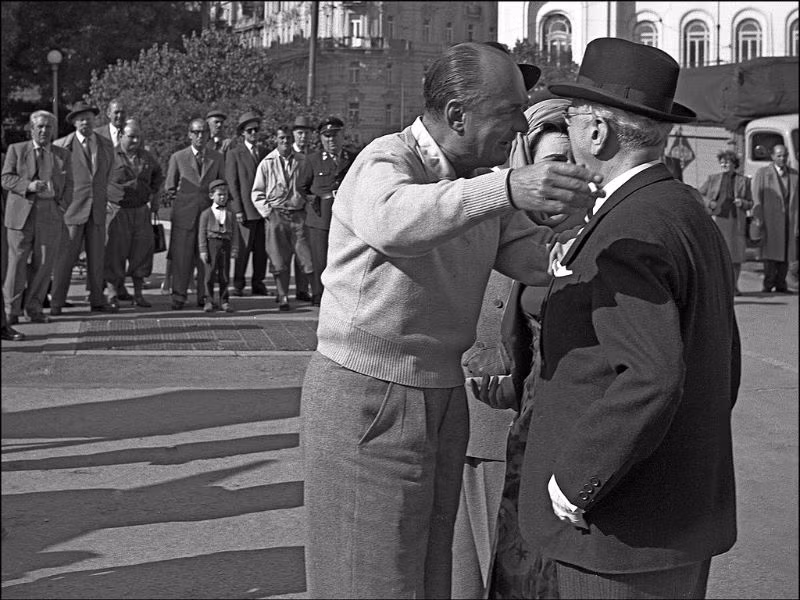 Đạo diễn nổi tiếng người Áo Willi Forst (1903-1980) trên trường quay bộ phim "Vienna, thành phố trong giấc mơ của tôi", 1957. Ảnh: Hedwig Schönberger.