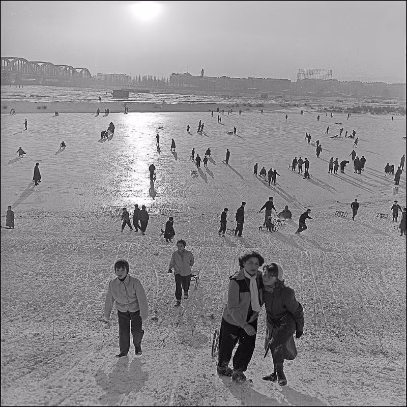 Người dân trượt băng trên sông Danube mùa đông, 1958. Ảnh: Hedwig Schönberger.