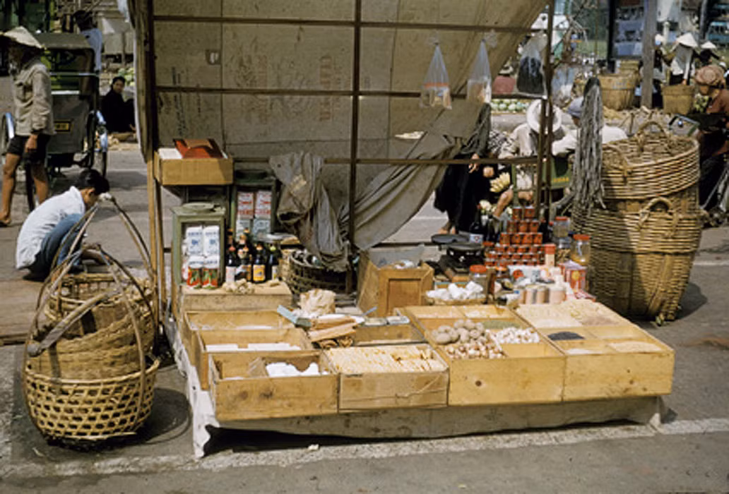 Sạp hàng bán mắm, gia vị... bên vỉa hè Chợ Lớn. Ảnh: Richard C. Harris.