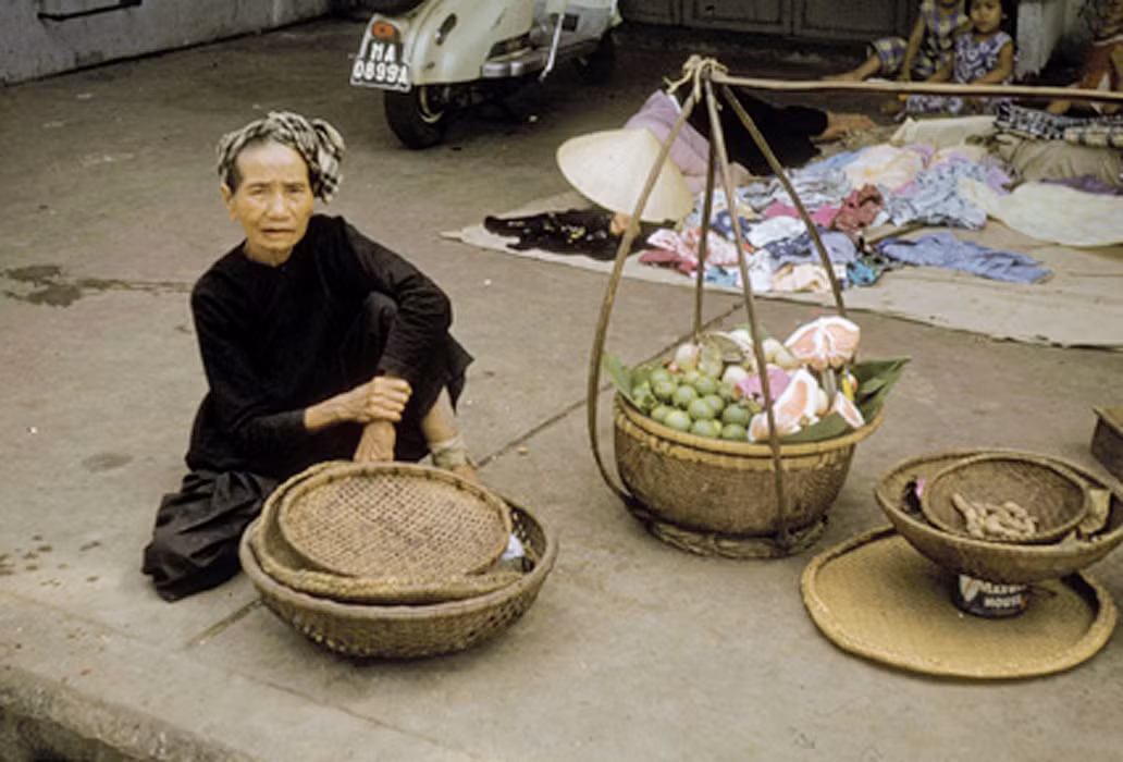 Cụ bà bán hoa quả bỏm bẻm nhai trầu. Ảnh: Richard C. Harris.