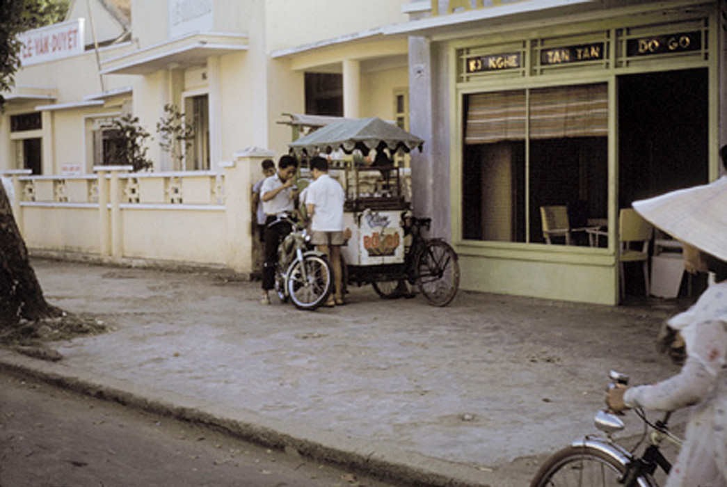 Quầy giải khát trên đường Lê Văn Duyệt, cạnh ngã tư Lê Văn Duyệt - Hồng Thập Tự (nay là ngã tư Cách Mạng Tháng Tám - Nguyễn Thị Minh Khai). Ảnh: Richard C. Harris.