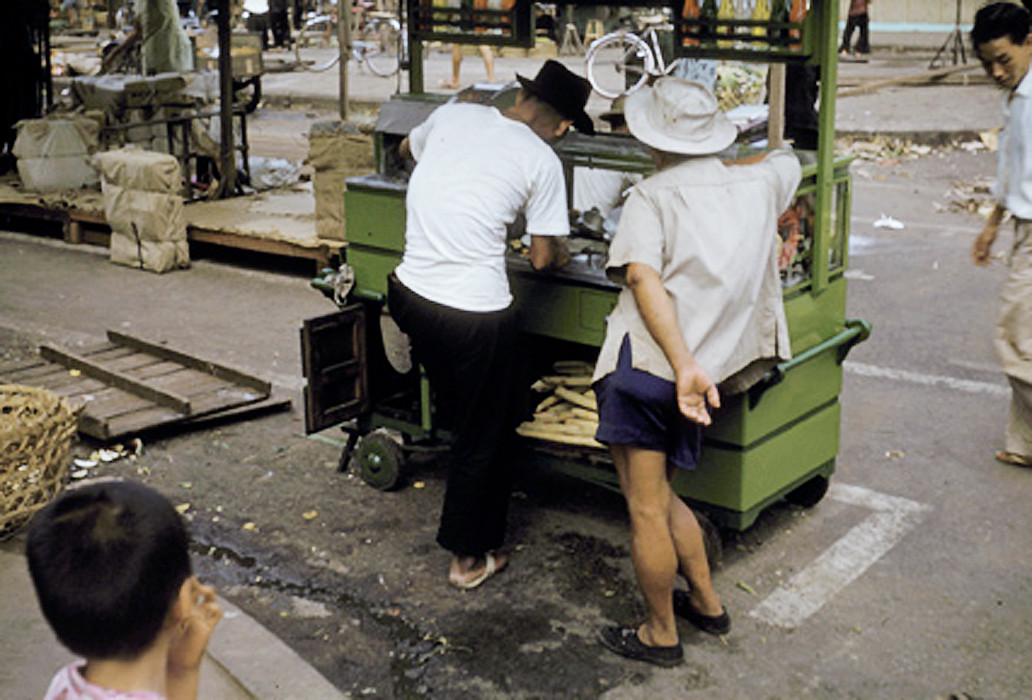 Quầy nước mía ở Chợ Lớn. Ảnh: Richard C. Harris.