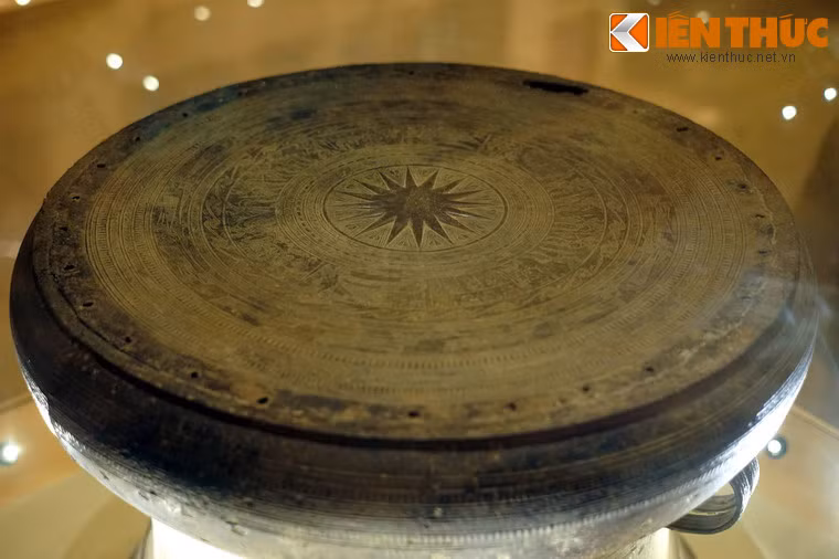 Theo giám định, chiếc trống đồng Đông Sơn này có niên đại khoảng 2.000 - 2.500 năm trước. Đường kính mặt trống là 78,5 cm, đường kính chân 79,9 cm, cao 61,5 cm. Họa tiết trang trí trên trống tinh tế không thua kém gì trống Ngọc Lũ I.