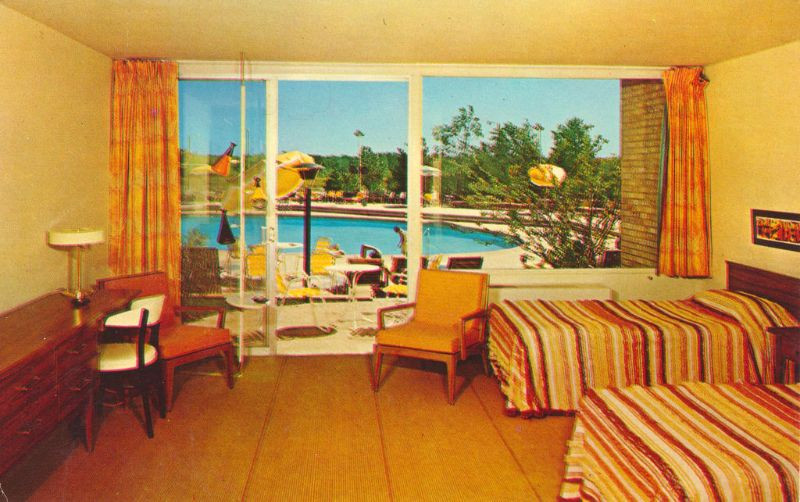 Căn phòng nhìn ra bể bơi ở khách sạn Villa Moderne Motor trên cao tốc Edens, thành phố Highland Park, bang Illinois. Ảnh: Vintag.