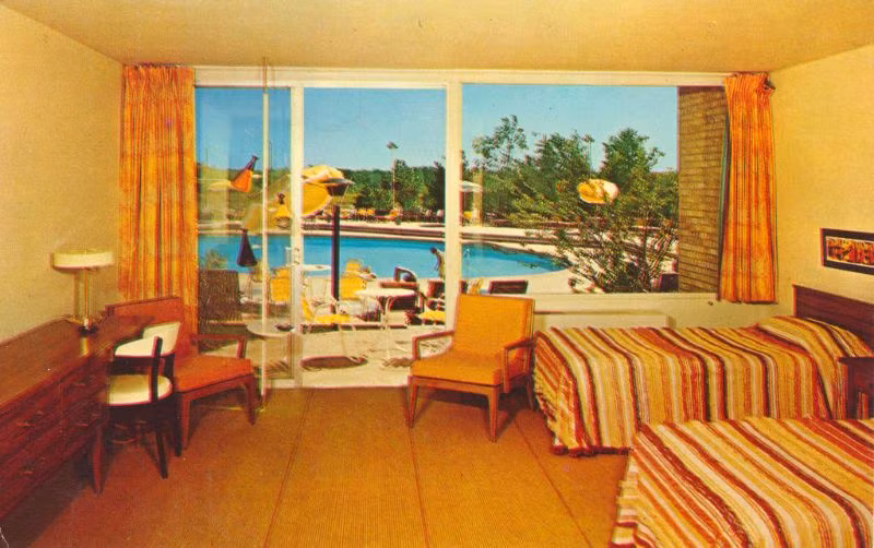 Căn phòng nhìn ra bể bơi ở khách sạn Villa Moderne Motor trên cao tốc Edens, thành phố Highland Park, bang Illinois. Ảnh: Vintag.