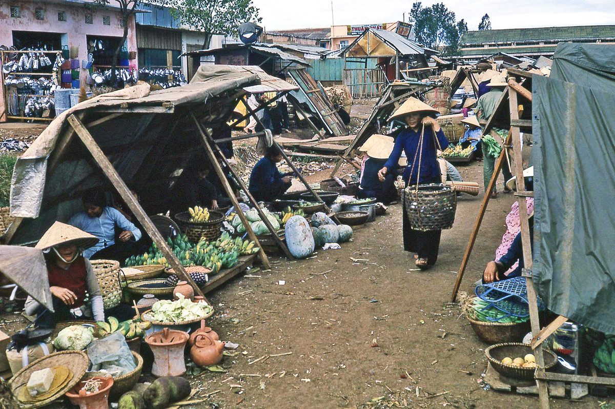 Khung cảnh ở chợ Pleiku. Ảnh: Donald MacKinnon.