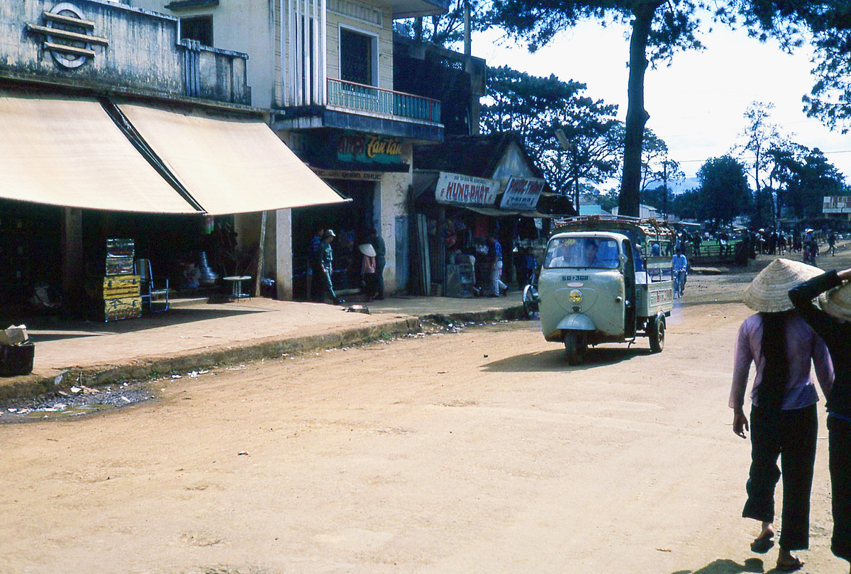 Khu vực trung tâm thị xã Pleiku năm 1966. Ảnh: Donald MacKinnon.