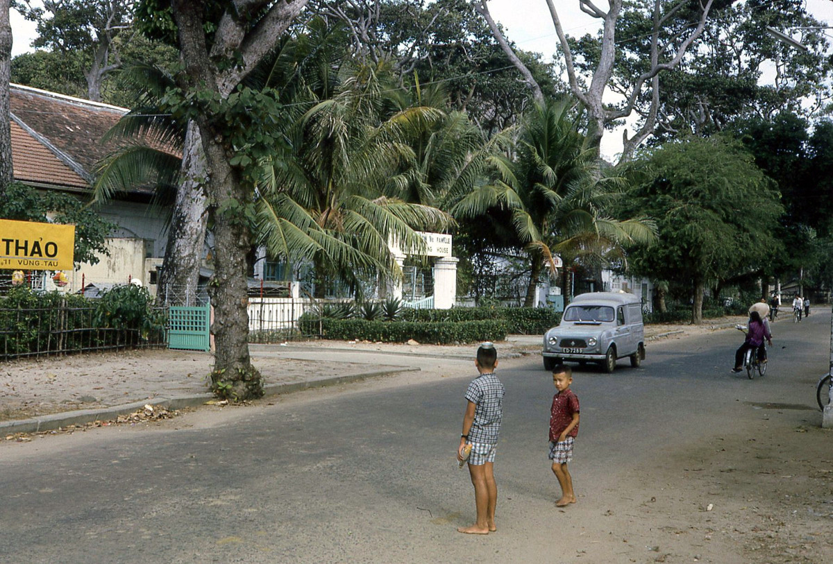 Bên ngoài đại lý mắm ruốc Bà Giáo Thảo nổi tiếng trước 1975 ở Vũng Tàu. Ảnh: Donald MacKinnon.