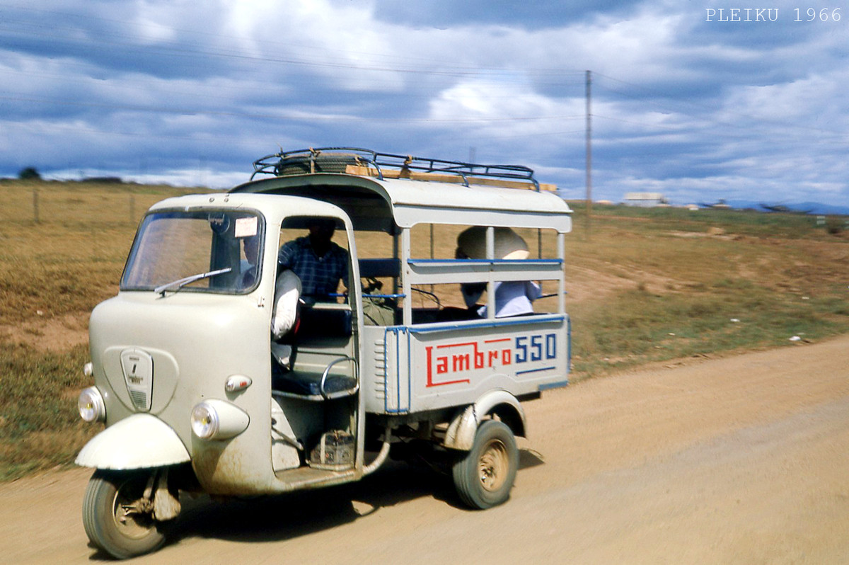 Xe lam trên một con đường ở Pleiku. Ảnh: Donald MacKinnon.