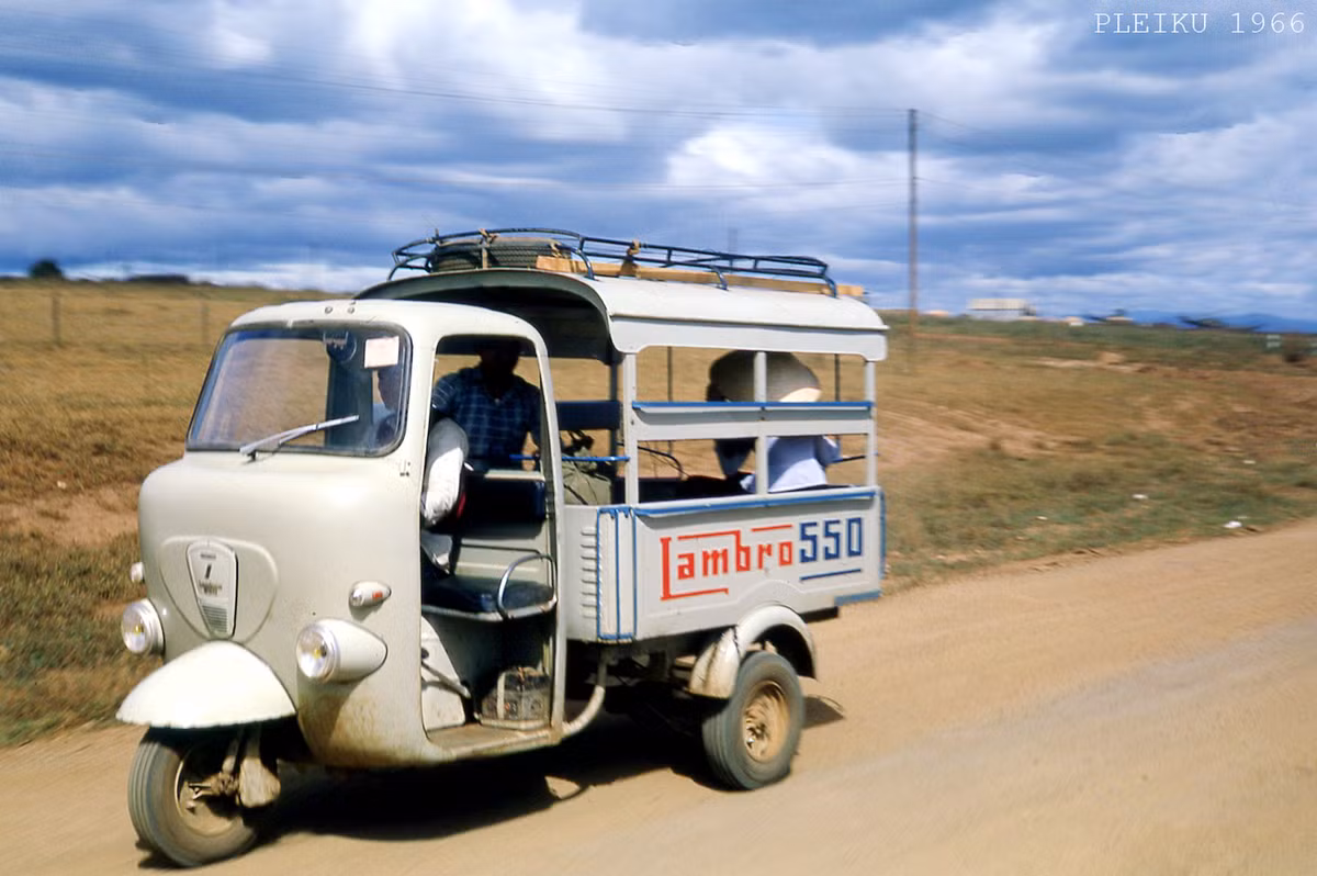 Xe lam trên một con đường ở Pleiku. Ảnh: Donald MacKinnon.