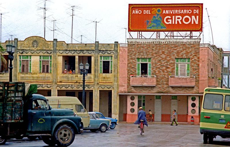 Pa-nô mang nội dung kỷ niệm 20 năm chiến thắng Vịnh Giron trên đường phố Cienfuegos. Ảnh: Alan Denney.