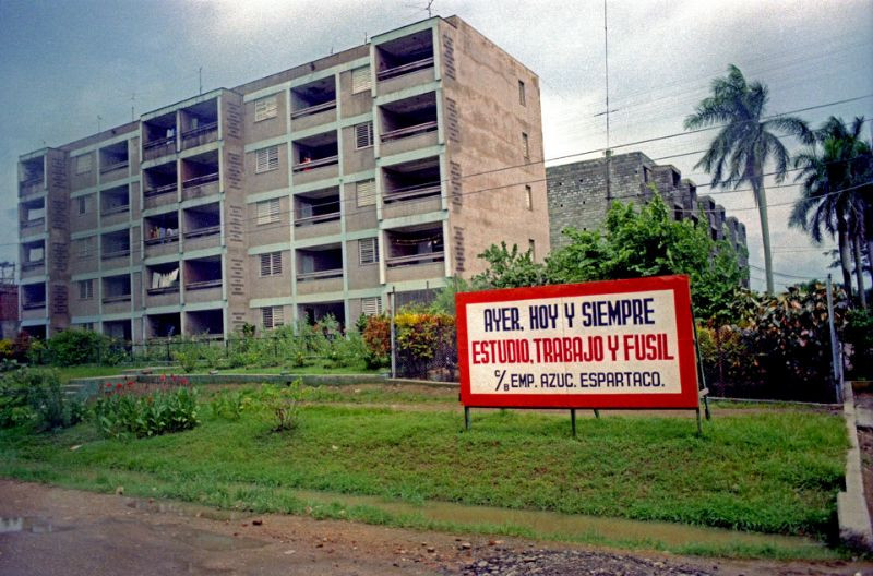 Pa-nô cổ động "Hôm qua, hôm nay và mãi mãi. Học tập, lao động và chắc tay súng" ở Santa Clara. Ảnh: Alan Denney.