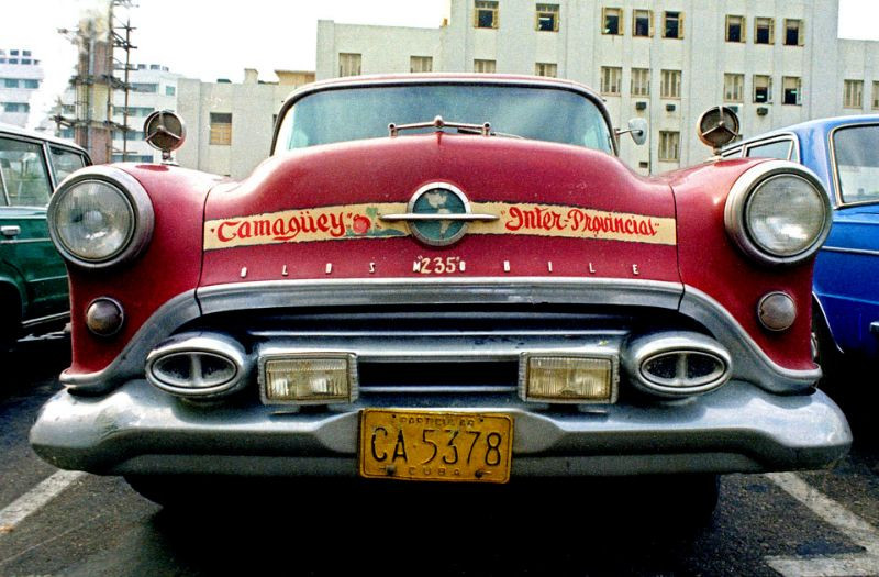 Xe cổ trên đường phố Havana. Ảnh: Alan Denney.