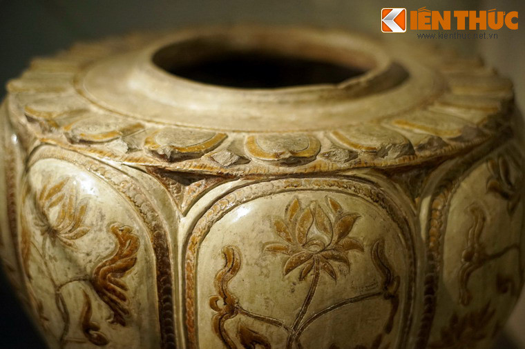 Thống có đường kính miệng 35 cm, đường kính đáy 34 cm, cao 57 cm, dáng tròn mập, hình khối chắc khỏe mang đặc trưng thời Trần.