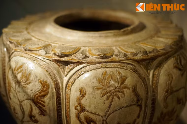 Thống có đường kính miệng 35 cm, đường kính đáy 34 cm, cao 57 cm, dáng tròn mập, hình khối chắc khỏe mang đặc trưng thời Trần.