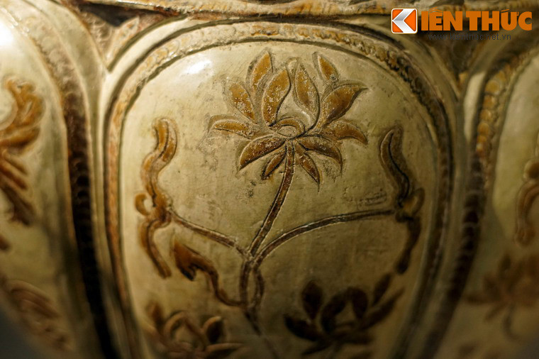 Bề mặt chiếc thống được tráng men hoa nâu, loại men chủ đạo của dòng gốm bản địa Việt trong hai triều đại Lý - Trần.