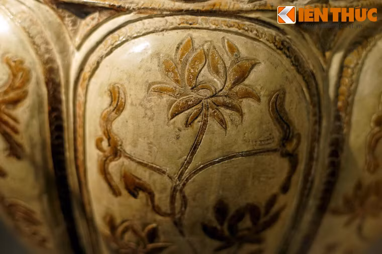 Bề mặt chiếc thống được tráng men hoa nâu, loại men chủ đạo của dòng gốm bản địa Việt trong hai triều đại Lý - Trần.