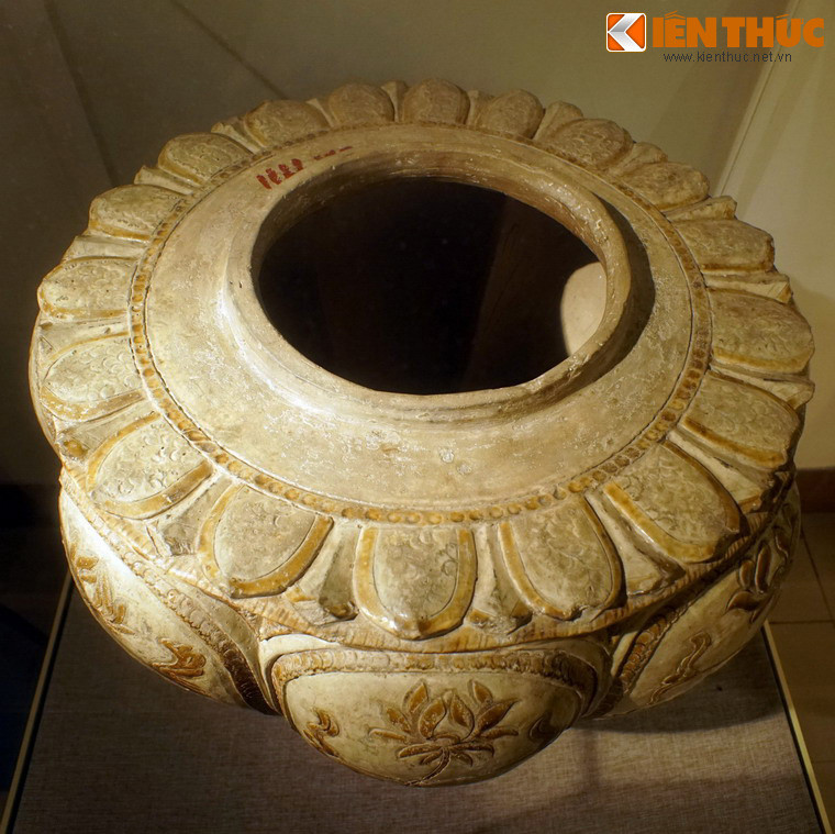 Miệng thống rộng, vai ngang chạm nổi băng cánh sen hai lớp cánh.