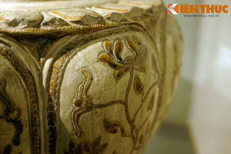 Thân thống thuôn dần xuống đáy, chia thành 8 múi nổi.