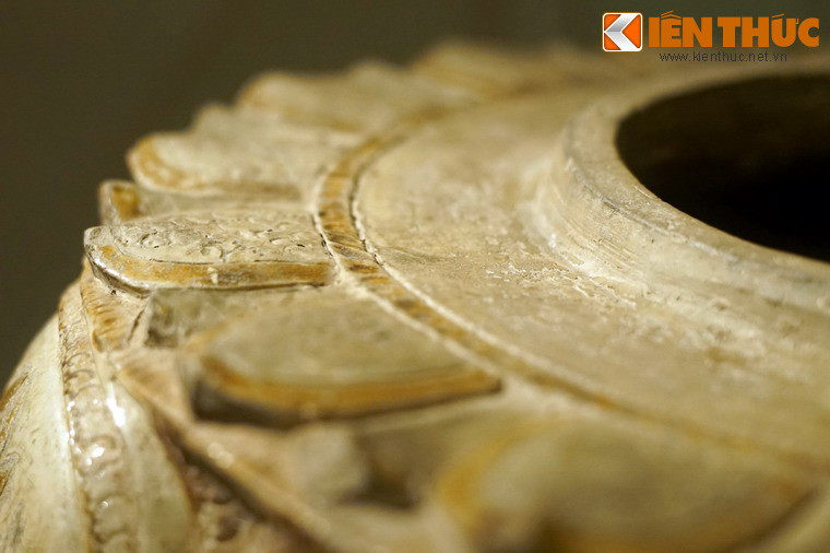 Thống được làm từ gốm chất lượng cao, có kích thước lớn, cốt gốm khá dày, men phủ đều, không hề bị nứt, sụp khi nung.