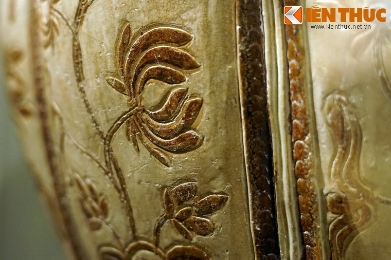 Trong mỗi múi khắc, tô nâu hình bình hoa sen trên nền men trắng ngà.