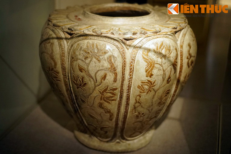 Chiếc thống này có niên đại từ thế kỷ 13, 14, được phát hiện khi đào giếng tại khu đền Trần, thôn Tức Mạc, phường Lộc Vượng, thành phố Nam Định vào năm 1972.