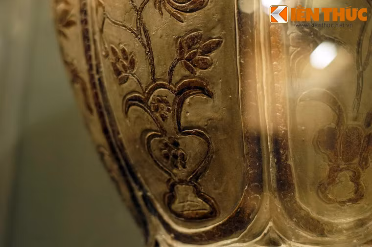 Điều này là bằng chứng về kinh nghiệm, kỹ thuật chế tác đỉnh cao và khả năng làm chủ nguyên liệu và nhiệt độ của nghệ nhân gốm đương thời.