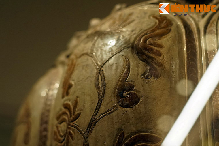 Lá sen nhìn nghiêng theo lối tả thực.