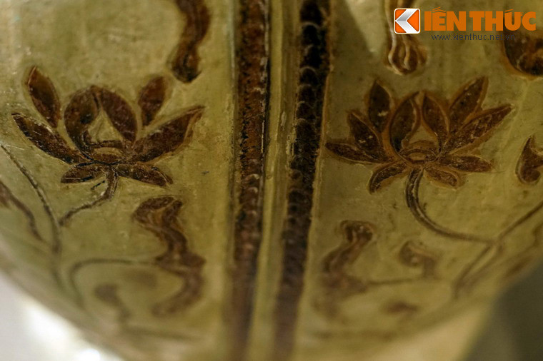 Hoa sen được mô tả cách điệu theo chiều cắt dọc, các cặp cánh đối xứng theo nhịp bố cục thưa thoáng.