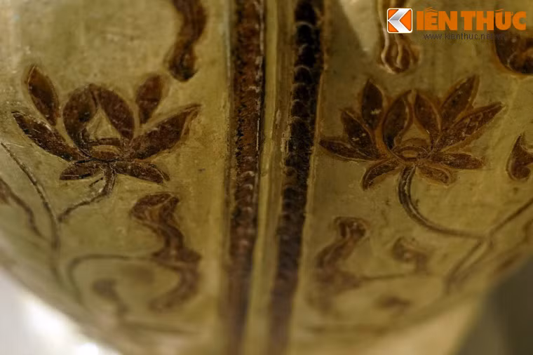 Hoa sen được mô tả cách điệu theo chiều cắt dọc, các cặp cánh đối xứng theo nhịp bố cục thưa thoáng.