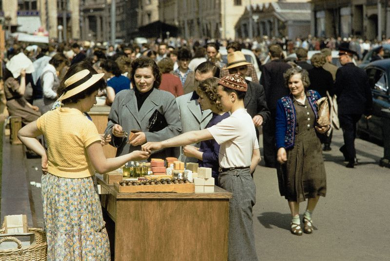 Sạp bán tinh dầu và xà phòng trên phố Arbat, Moscow thập niên 1950. Ảnh: English Russia.