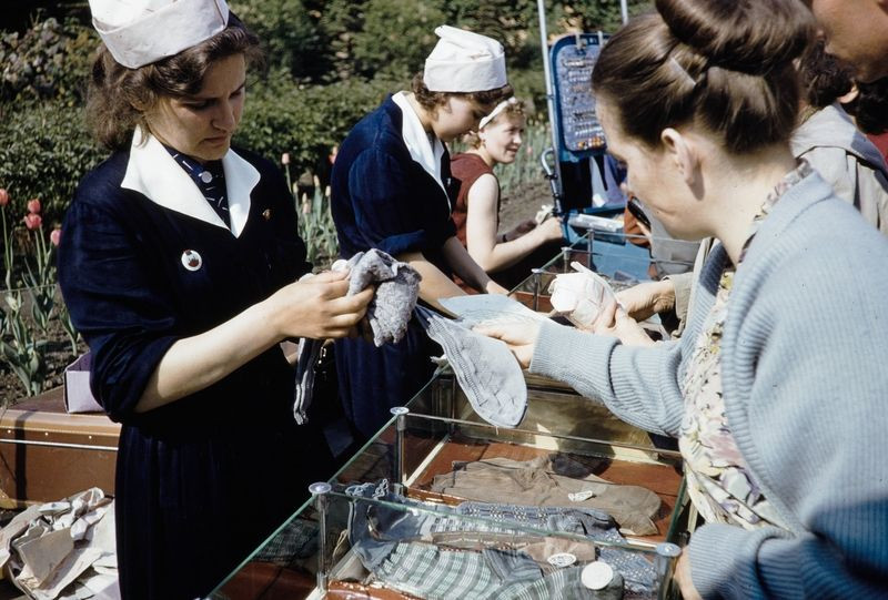 Quầy bán bít tất. Ảnh: English Russia.