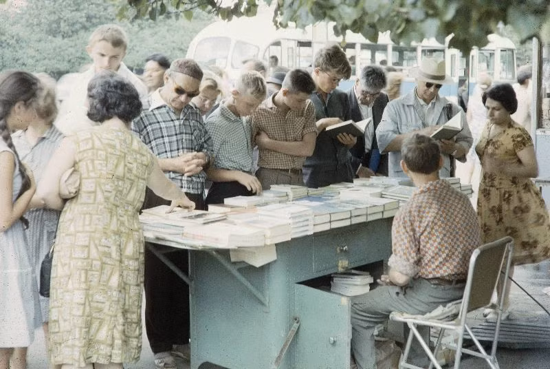 Rất đông người tụ tập quanh quầy bán sách vỉa hè. Ảnh: English Russia.