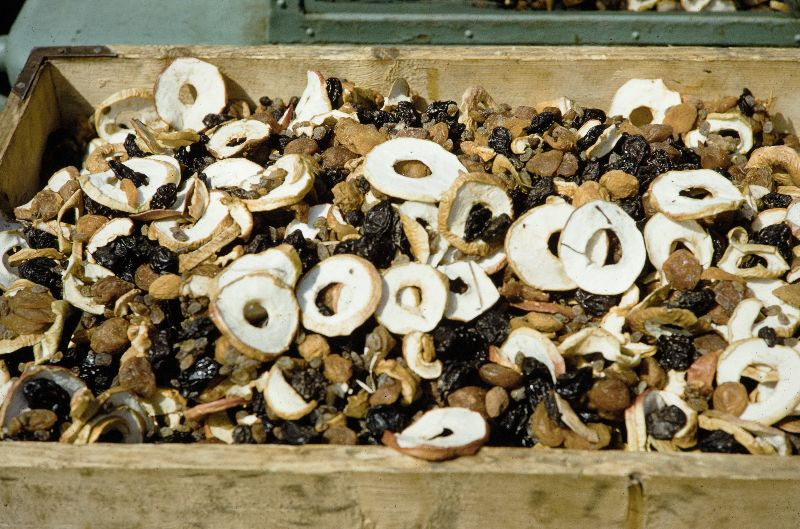 Cận cảnh sạp hoa quả sấy. Ảnh: English Russia.