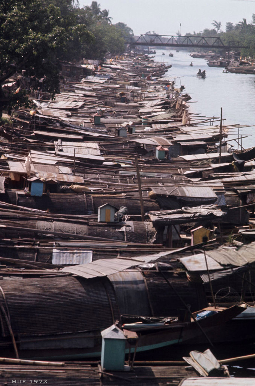 Những con thuyền san sát tại một xóm vạn đò ở Huế. Ngày nay những xóm vạn đò như thế này không còn tồn tại ở Huế nữa. Ảnh: Habans Patrice.