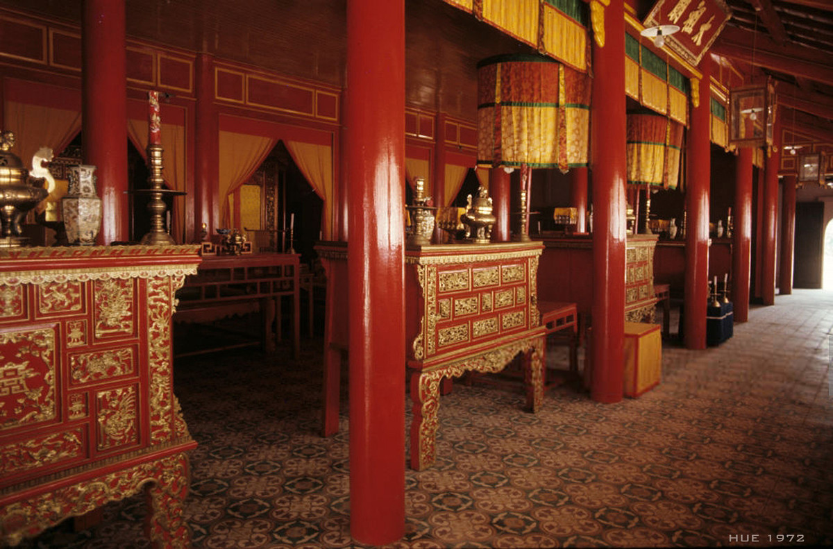 Bàn thờ các chúa Nguyễn trong Thái Miếu ở Hoàng thành Huế. Thái Miếu (Thái Tổ Miếu) là nơi thờ các vị chúa Nguyễn, từ Nguyễn Hoàng đến Nguyễn Phúc Thuần, được xây dựng từ năm 1804 ở góc Đông Nam trong Hoàng thành. Ảnh: Habans Patrice.