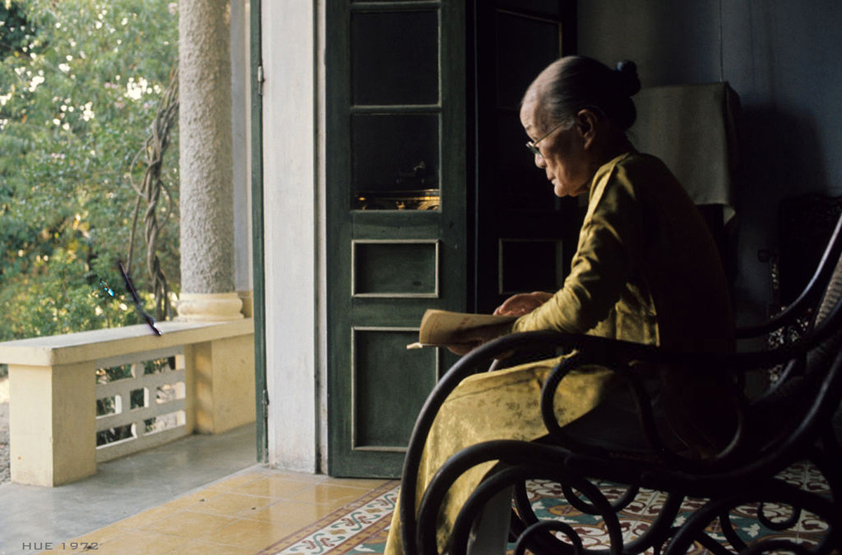 Bà Từ Cung đọc sách trước hiên nhà. Ngôi nhà ngày nay nằm tại số 145 Phan Đình Phùng, đã được chuyển đổi thành Nhà lưu niệm bà Từ Cung, một di tích lịch sử gắn với vương triều Nguyễn ở Cố đô Huế. Ảnh: Habans Patrice.
