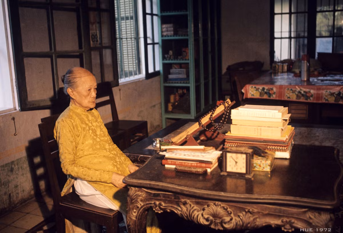 Bà Từ Cung ngồi bên chiếc bàn gỗ trong khu dinh thự hai tầng của bà ở Huế. Bà đã sống tại ngôi nhà này cho đến những ngày cuối đời. Ảnh: Habans Patrice.