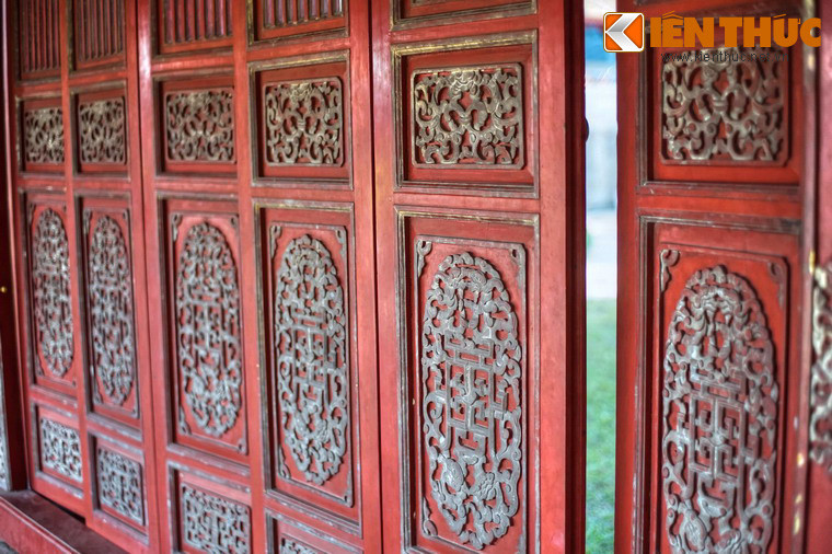 Chi tiết chạm khắc trên một bộ cửa của hệ thống trường lang.