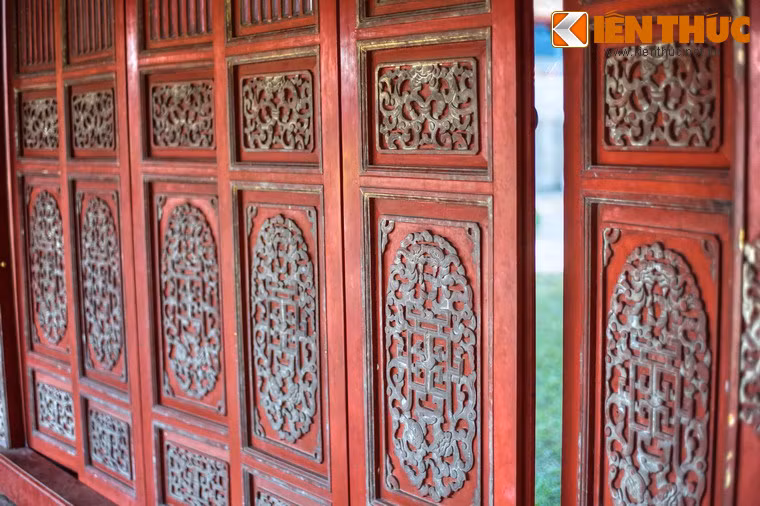 Chi tiết chạm khắc trên một bộ cửa của hệ thống trường lang.