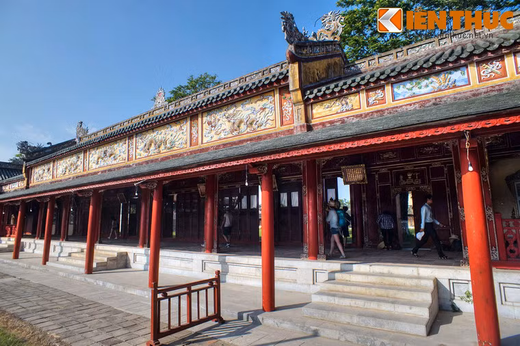 Theo khảo sát, trường lang gồm 23 đoạn hành lang với tổng chiều dài 903 mét, dùng làm đường dẫn kết nối toàn bộ các công trình kiến trúc cung điện trung tâm của hoàng cung triều Nguyễn.