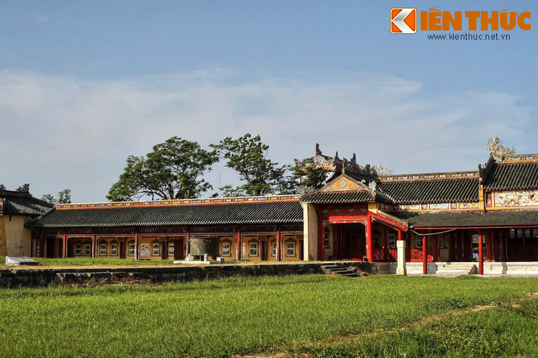 Trong quần thể kiến trúc ở Tử Cấm Thành, hệ thống trường lang có một vai trò quan trọng, không những là lối đi lại mà còn là mạch liên kết các công trình, tạo nên một quần thể kiến trúc đa dạng có bố cục chặt chẽ đăng đối, hình thành nên các khu chức năng riêng biệt.