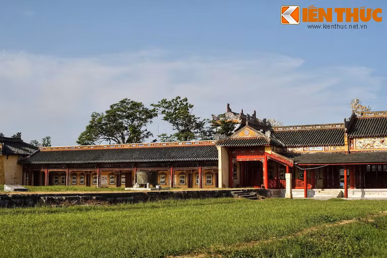 Trong quần thể kiến trúc ở Tử Cấm Thành, hệ thống trường lang có một vai trò quan trọng, không những là lối đi lại mà còn là mạch liên kết các công trình, tạo nên một quần thể kiến trúc đa dạng có bố cục chặt chẽ đăng đối, hình thành nên các khu chức năng riêng biệt.