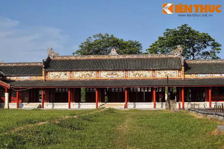 Đoạn hành lang được phục hồi gần đây nhất là Dực lang 3B, nằm ở phía bên phải điện Cần Chánh. Công trình này được khánh thành vào cuối tháng 4/1916.