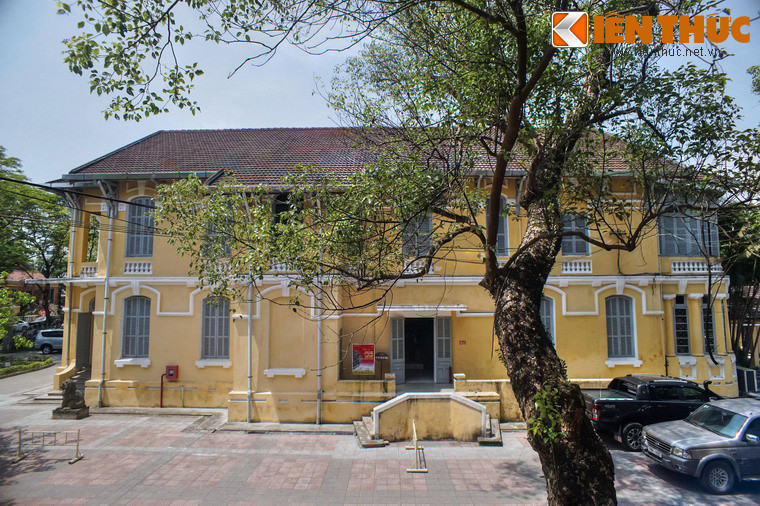 Nhìn chung, người Pháp đã không tạo ra sự đối nghịch với phong cảnh và phong cách kiến trúc truyền thống vốn có tại địa phương. Các kiến trúc tân thời đều được xây dựng hơi xa bờ sông Hương, phần lớn là nằm lùi vào ở lề phía Nam của đường Jules Ferry (đường Lê Lợi).