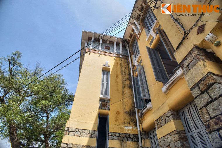 Các công trình kiểu Tây thường nằm trong khuôn viên rộng, trồng rất nhiều cây xanh, vừa để tạo bóng mát, vừa tạo ra sự hài hòa giữa vẻ mềm mại của thiên nhiên với những đường nét cứng cáp của khối nhà bằng bê tông cốt thép.