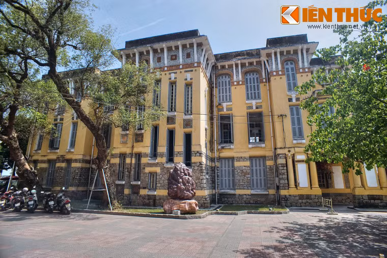 Theo đánh giá của các chuyên gia, dù có quy mô lớn và xây dựng bằng vật liệu hiện đại nhưng Tòa Công chánh cùng các dinh thự khác ở Khu phố Tây vẫn hài hòa với cảnh quan Huế do các kiến trúc sư xưa đã tôn trọng giá trị tự nhiên của sông Hương và vẻ đẹp tổng thể kiến trúc Huế.