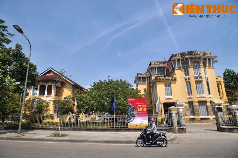 Một trong những khu dinh thự cổ đẹp nhất của khu phố Tây ở Huế xưa là Tòa Công chánh, nay là trụ sở của Bảo tàng Văn hóa Huế (số 23-25 Lê Lợi).