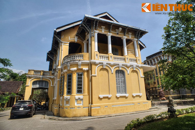 Khu dinh thự này gồm hai khối nhà lớn mang kiến trúc Pháp giai đoạn cuối thế kỷ 19, đầu thế kỷ 20, nằm trong khuôn viên rộng với một mặt giáp sông Hương, cách cầu Trường Tiền không xa.